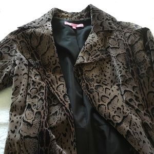 WOMEN SIZE 6 STYLISH TRENCH COAT.  EXCELLENT USED